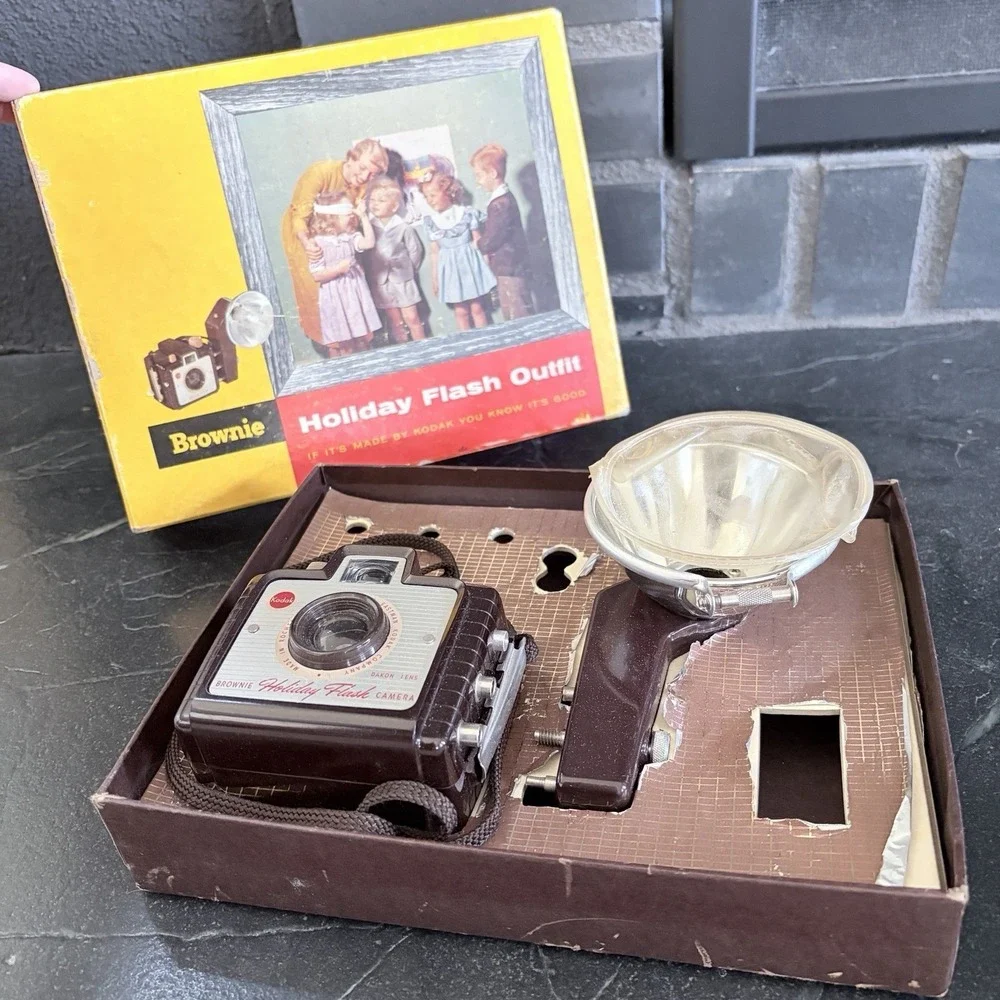 VTG 1960s Kodak Brownie Holiday Flash Outfit 183 L Camera Original Box UNTESTED